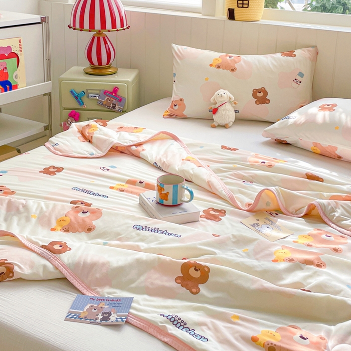 91家纺网 家纺一手货源 找家纺 金爱家2025新款A类高品质正版授权miiiiichan可爱卡通狗狗白熊女孩牛奶丝针织棉夏被 针织棉miiiiichan-牛奶棕熊