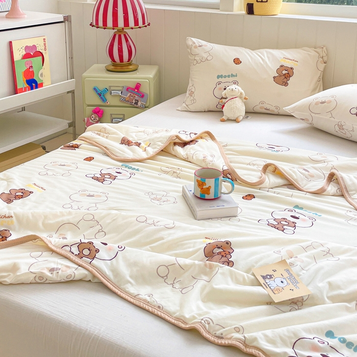 91家纺网 家纺一手货源 找家纺 金爱家2025新款A类高品质正版授权miiiiichan可爱卡通狗狗白熊女孩牛奶丝针织棉夏被 针织棉miiiiichan-奶咖棕熊