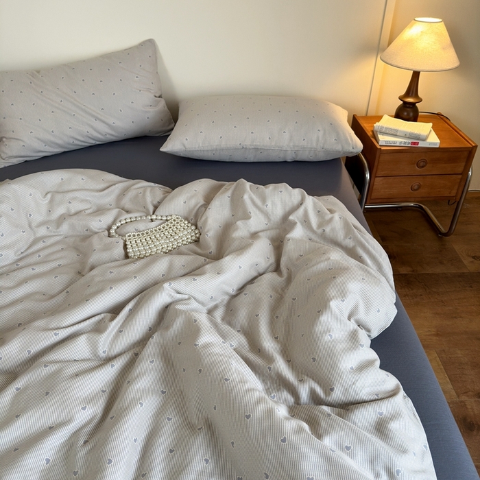 91家纺网 家纺一手货源 找家纺 亿梵家居 2025新款A类母婴级有氧全棉纯棉双层纱纯棉印花四件套-床拍图简单爱