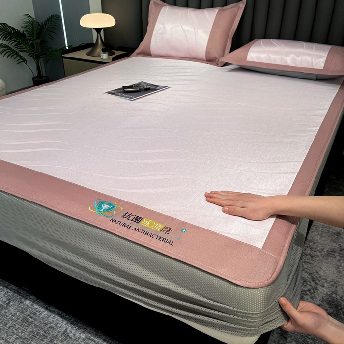 91家纺网 家纺一手货源 找家纺 阿亮家居 2025新款凉席冰丝席三明治宽包边刺绣款粗冰丝凉席柔美粉（床笠款）