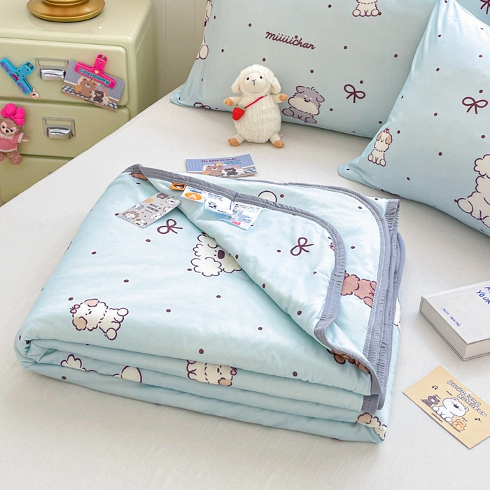 91家纺网 家纺一手货源 找家纺 金爱家2025新款A类高品质正版授权miiiiichan可爱卡通狗狗白熊女孩牛奶丝针织棉夏被 针织棉miiiiichan-蓝点狗狗