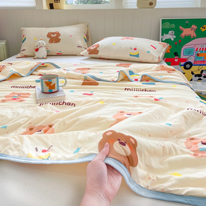 91家纺网 家纺一手货源 找家纺 金爱家2025新款A类高品质正版授权miiiiichan可爱卡通狗狗白熊女孩牛奶丝针织棉夏被 针织棉miiiiichan-A甜甜棕