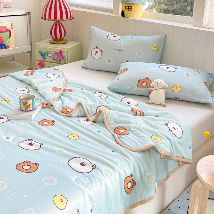 91家纺网 家纺一手货源 找家纺 金爱家2025新款A类高品质正版授权miiiiichan可爱卡通狗狗白熊女孩牛奶丝针织棉夏被 针织棉miiiiichan-开心白熊