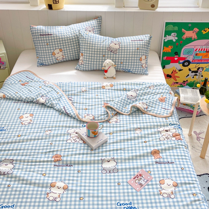 91家纺网 家纺一手货源 找家纺 金爱家2025新款A类高品质正版授权miiiiichan可爱卡通狗狗白熊女孩牛奶丝针织棉夏被 针织棉miiiiichan-蓝格狗狗