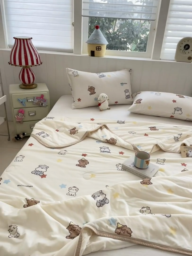 91家纺网 家纺一手货源 找家纺 金爱家2025新款A类高品质正版授权miiiiichan可爱卡通狗狗白熊女孩牛奶丝针织棉夏被 针织棉miiiiichan-星星狗狗