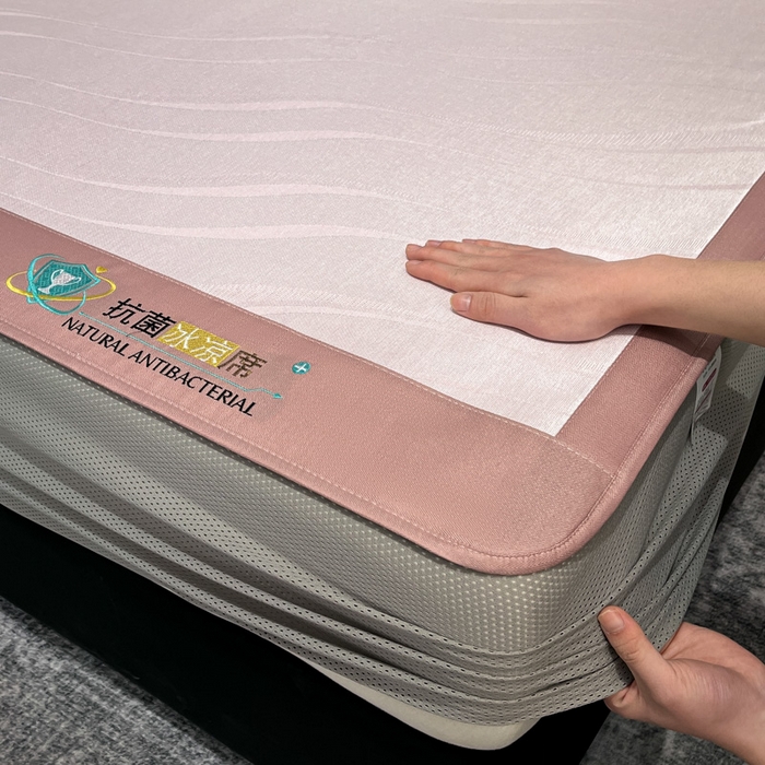 91家纺网 家纺一手货源 找家纺 阿亮家居 2025新款凉席冰丝席三明治宽包边刺绣款粗冰丝凉席柔美粉（床笠款）