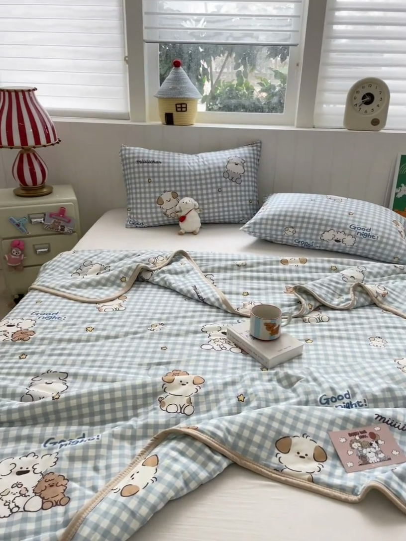 91家纺网 家纺一手货源 找家纺 金爱家2025新款A类高品质正版授权miiiiichan可爱卡通狗狗白熊女孩牛奶丝针织棉夏被 针织棉miiiiichan-蓝格狗狗