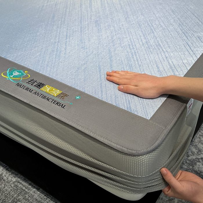 91家纺网 家纺一手货源 找家纺 阿亮家居 2025新款凉席冰丝席三明治宽包边刺绣款粗冰丝凉席流星雨紫灰（床笠款）