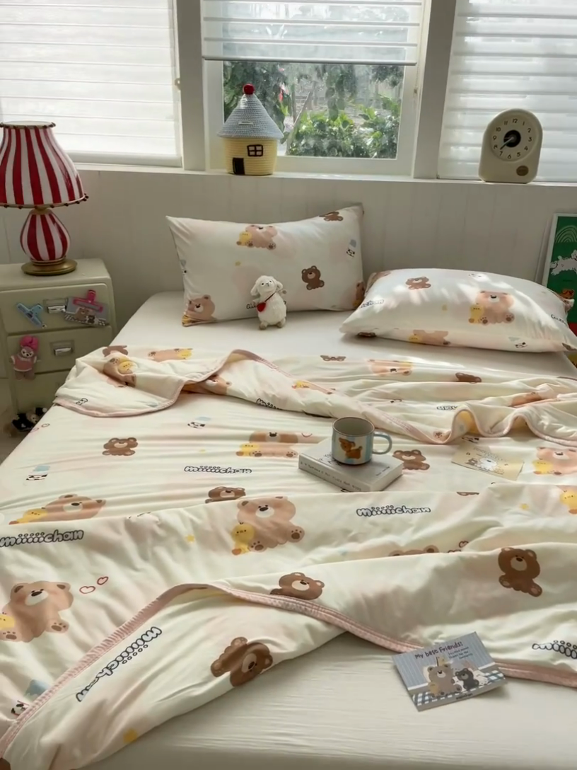 91家纺网 家纺一手货源 找家纺 金爱家2025新款A类高品质正版授权miiiiichan可爱卡通狗狗白熊女孩牛奶丝针织棉夏被 针织棉miiiiichan-牛奶棕熊