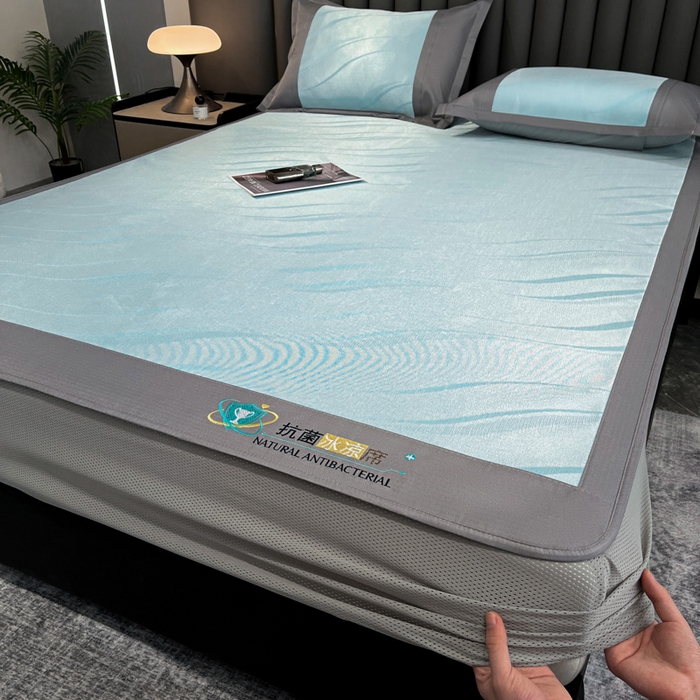 91家纺网 家纺一手货源 找家纺 阿亮家居 2025新款凉席冰丝席三明治宽包边刺绣款粗冰丝凉席柔美灰（床笠款）