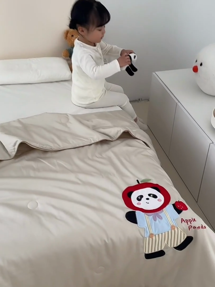 91家纺网 家纺一手货源 找家纺 荷马之梦 2025新款系列—A类棉贴布绣大豆儿童夏被 苹果小熊猫