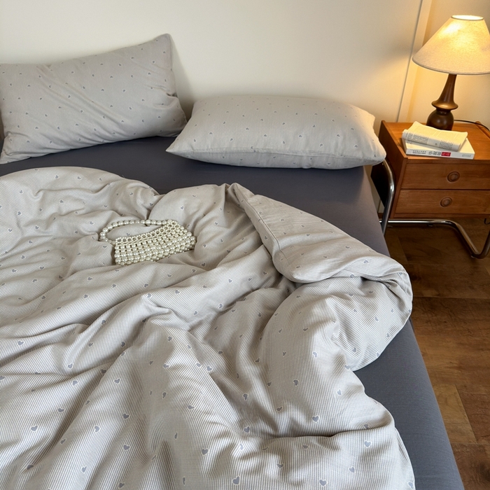 91家纺网 家纺一手货源 找家纺 亿梵家居 2025新款A类母婴级有氧全棉纯棉双层纱纯棉印花四件套-床拍图简单爱