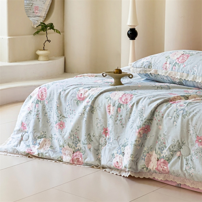 91家纺网 家纺一手货源 找家纺 2025新款全棉花边大豆夏被四件套 华庭庄园-蓝