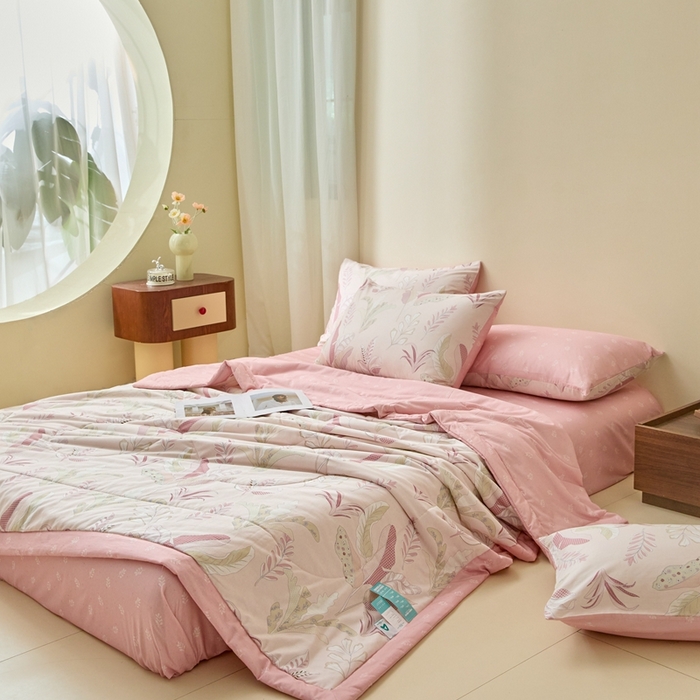 91家纺网 家纺一手货源 找家纺 珂博家纺2025新款亲肤全棉印花夏被 多巴胺粉