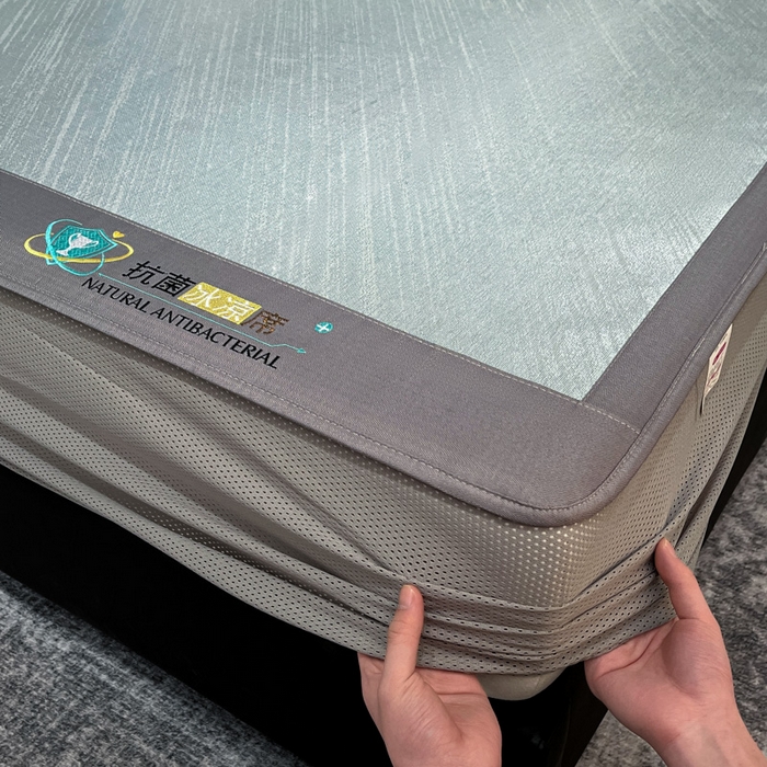 91家纺网 家纺一手货源 找家纺 阿亮家居 2025新款凉席冰丝席三明治宽包边刺绣款粗冰丝凉席流星雨灰（床笠款）