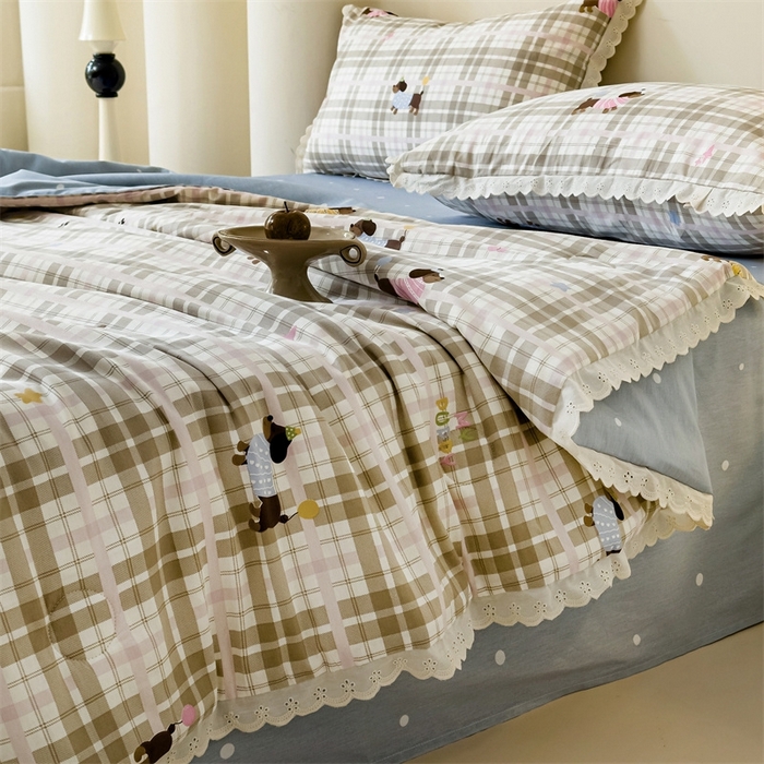 91家纺网 家纺一手货源 找家纺 2025新款全棉花边大豆夏被四件套 狗狗游园会