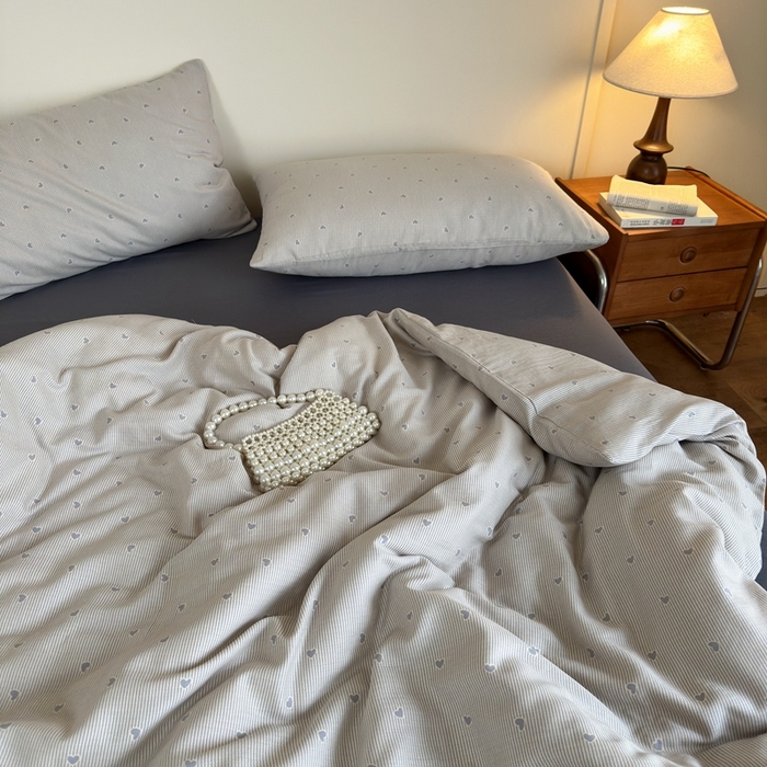 91家纺网 家纺一手货源 找家纺 亿梵家居 2025新款A类母婴级有氧全棉纯棉双层纱纯棉印花四件套-床拍图简单爱