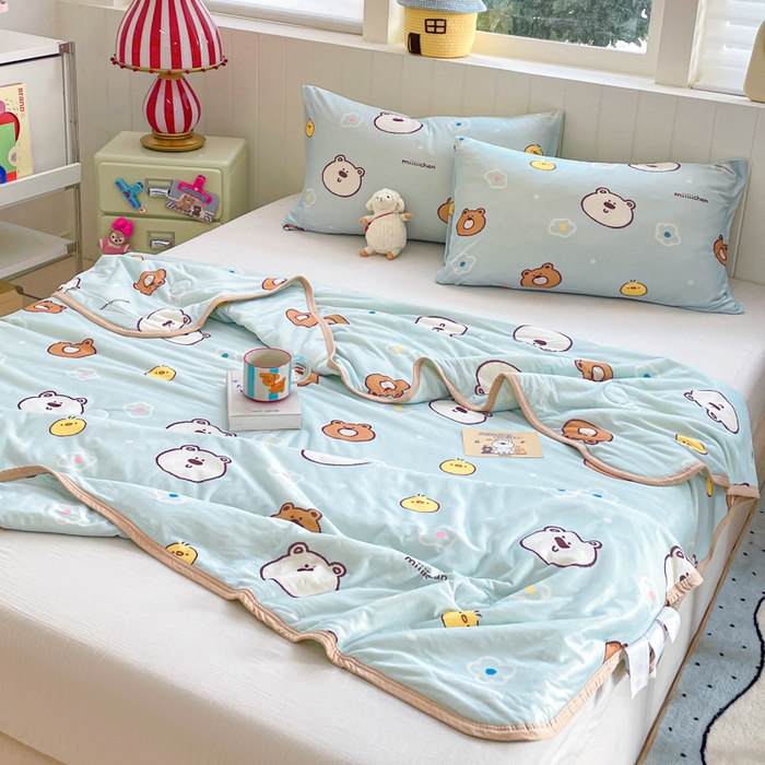 91家纺网 家纺一手货源 找家纺 金爱家2025新款A类高品质正版授权miiiiichan可爱卡通狗狗白熊女孩牛奶丝针织棉夏被 针织棉miiiiichan-开心白熊