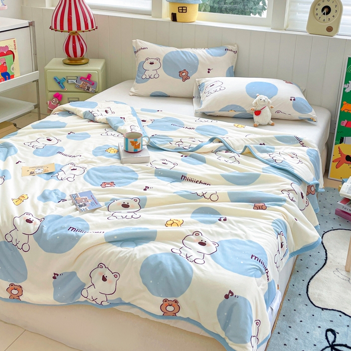 91家纺网 家纺一手货源 找家纺 金爱家2025新款A类高品质正版授权miiiiichan可爱卡通狗狗白熊女孩牛奶丝针织棉夏被 针织棉miiiiichan-波点白熊