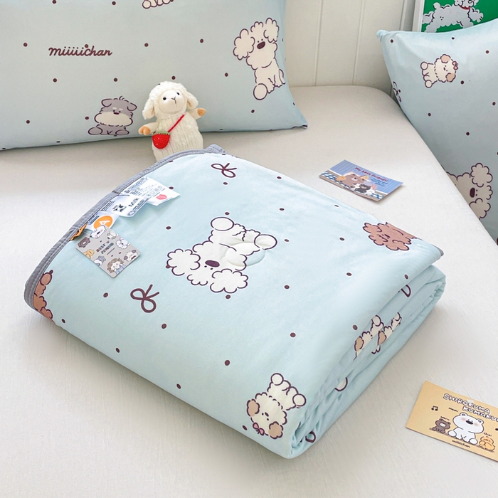 91家纺网 家纺一手货源 找家纺 金爱家2025新款A类高品质正版授权miiiiichan可爱卡通狗狗白熊女孩牛奶丝针织棉夏被 针织棉miiiiichan-蓝点狗狗