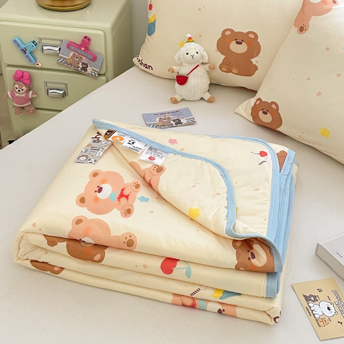 91家纺网 家纺一手货源 找家纺 金爱家2025新款A类高品质正版授权miiiiichan可爱卡通狗狗白熊女孩牛奶丝针织棉夏被 针织棉miiiiichan-A甜甜棕