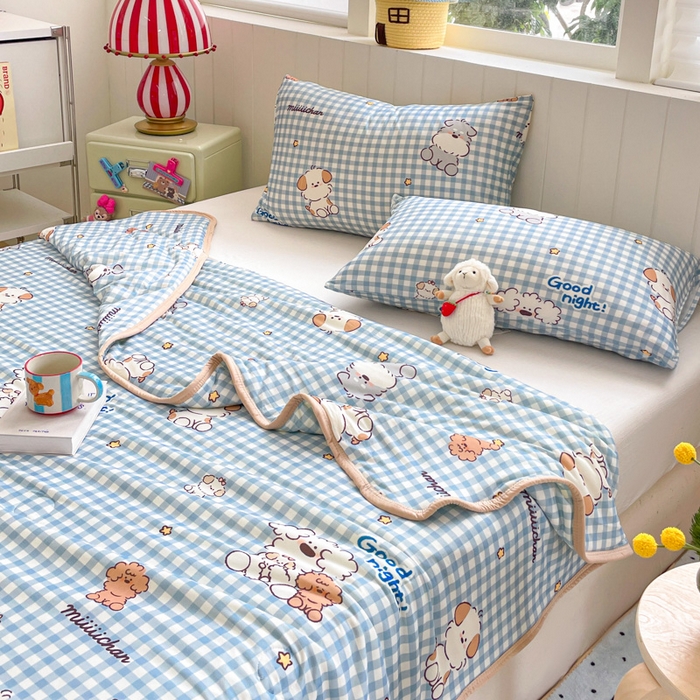 91家纺网 家纺一手货源 找家纺 金爱家2025新款A类高品质正版授权miiiiichan可爱卡通狗狗白熊女孩牛奶丝针织棉夏被 针织棉miiiiichan-蓝格狗狗