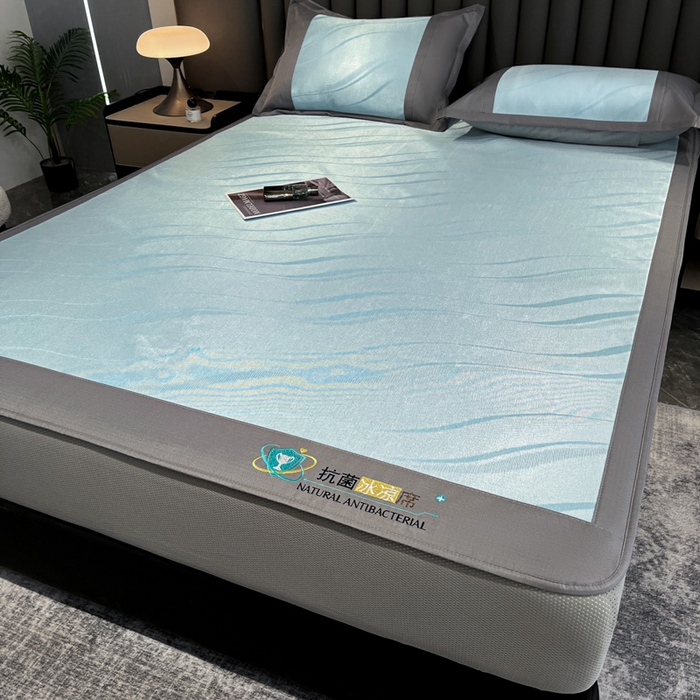 91家纺网 家纺一手货源 找家纺 阿亮家居 2025新款凉席冰丝席三明治宽包边刺绣款粗冰丝凉席柔美灰（床笠款）