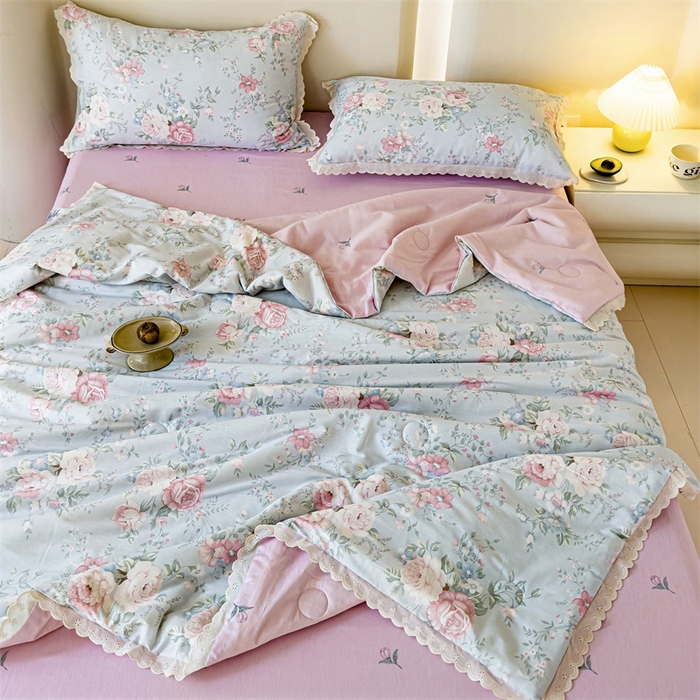 91家纺网 家纺一手货源 找家纺 2025新款全棉花边大豆夏被四件套 华庭庄园-蓝