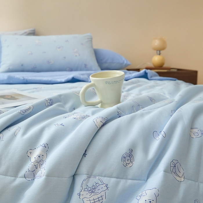 91家纺网 家纺一手货源 找家纺 珂博家纺2025新款亲肤全棉印花夏被 布偶小熊