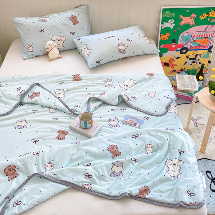 91家纺网 家纺一手货源 找家纺 金爱家2025新款A类高品质正版授权miiiiichan可爱卡通狗狗白熊女孩牛奶丝针织棉夏被 针织棉miiiiichan-蓝点狗狗