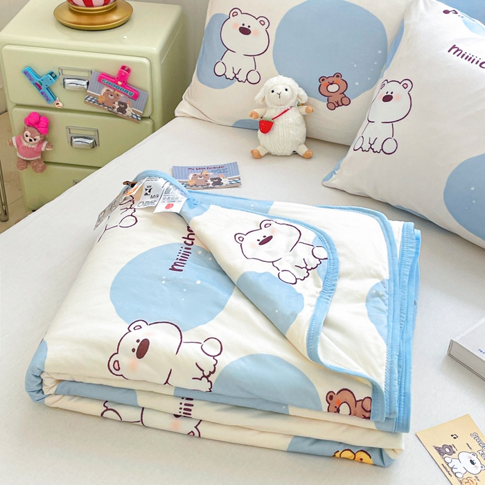 91家纺网 家纺一手货源 找家纺 金爱家2025新款A类高品质正版授权miiiiichan可爱卡通狗狗白熊女孩牛奶丝针织棉夏被 针织棉miiiiichan-波点白熊