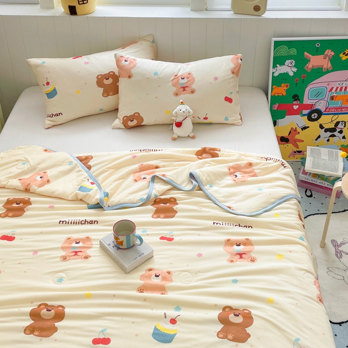 91家纺网 家纺一手货源 找家纺 金爱家2025新款A类高品质正版授权miiiiichan可爱卡通狗狗白熊女孩牛奶丝针织棉夏被 针织棉miiiiichan-A甜甜棕