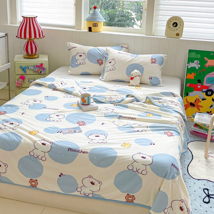 91家纺网 家纺一手货源 找家纺 金爱家2025新款A类高品质正版授权miiiiichan可爱卡通狗狗白熊女孩牛奶丝针织棉夏被 针织棉miiiiichan-波点白熊