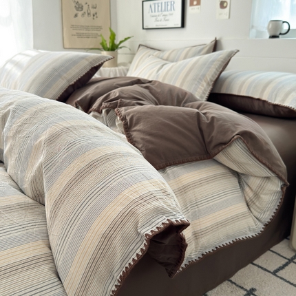 91家纺网 家纺一手货源 找家纺 2025新款A类全棉色织水洗棉贝壳绣条纹系列四件套 凯西亚深咖