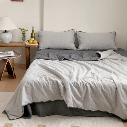 91家纺网 家纺一手货源 找家纺 被窝2025新款全棉色织水洗棉贝壳边大豆夏被四件套价格表 细条纹灰