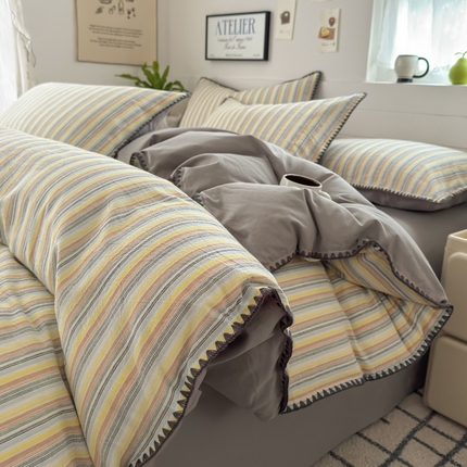 91家纺网 家纺一手货源 找家纺 2025新款A类全棉色织水洗棉贝壳绣条纹系列四件套 里恩浅灰