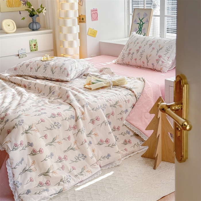 91家纺网 家纺一手货源 找家纺 2025新款全棉花边大豆夏被四件套 妙语花香