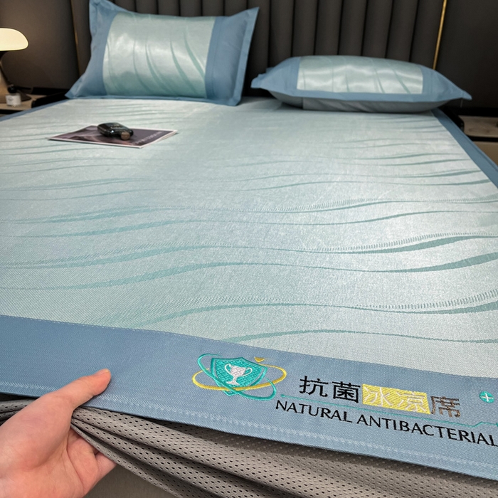 91家纺网 家纺一手货源 找家纺 阿亮家居 2025新款凉席冰丝席三明治宽包边刺绣款粗冰丝凉席柔美蓝（床笠款）