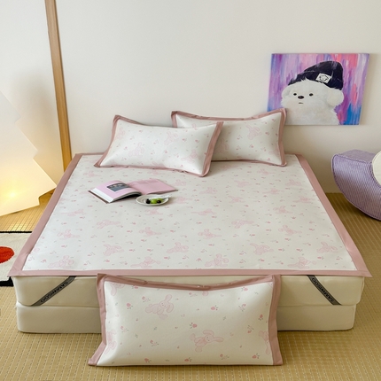 91家纺网 家纺一手货源 找家纺 三味舒屋 2025新款抗菌防螨900D高端养生印花冰藤凉席 软耳兔 床席款