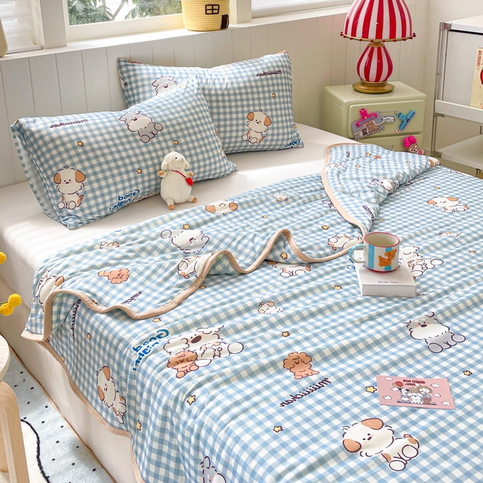 91家纺网 家纺一手货源 找家纺 金爱家2025新款A类高品质正版授权miiiiichan可爱卡通狗狗白熊女孩牛奶丝针织棉夏被 针织棉miiiiichan-蓝格狗狗