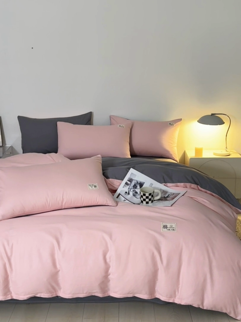 91家纺网 家纺一手货源 找家纺 莱通家纺 2025新款纯色双拼四件套 樱花粉+高级灰