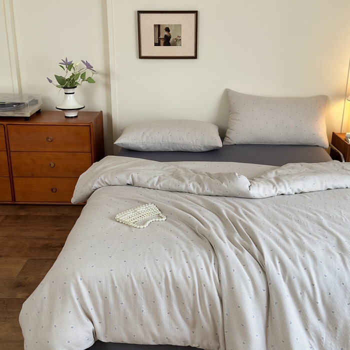 91家纺网 家纺一手货源 找家纺 亿梵家居 2025新款A类母婴级有氧全棉纯棉双层纱纯棉印花四件套-床拍图简单爱