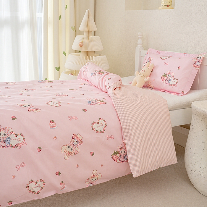 91家纺网 家纺一手货源 找家纺 良佐生活 2025新款高支高密全棉儿童被套 草莓小兔