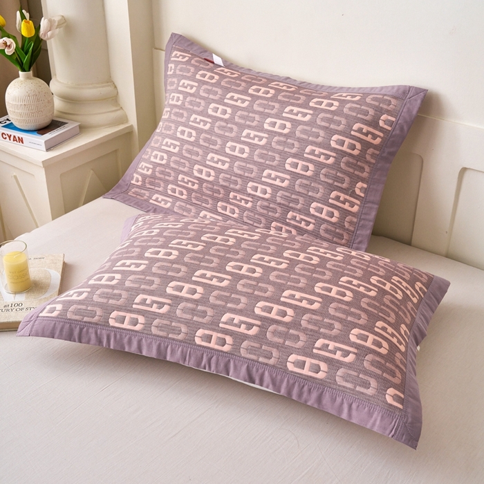 91家纺网 家纺一手货源 找家纺 棠薇家纺2025新款简约风多功能纱布盖毯纱布毯子毛巾被床盖沙发巾单毯枕巾枕套三件套 爱情扣浅紫