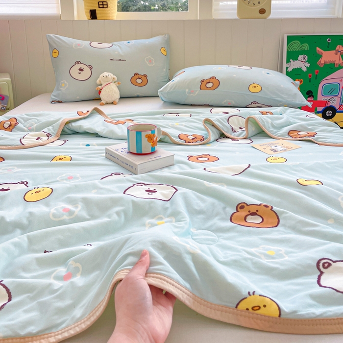 91家纺网 家纺一手货源 找家纺 金爱家2025新款A类高品质正版授权miiiiichan可爱卡通狗狗白熊女孩牛奶丝针织棉夏被 针织棉miiiiichan-开心白熊