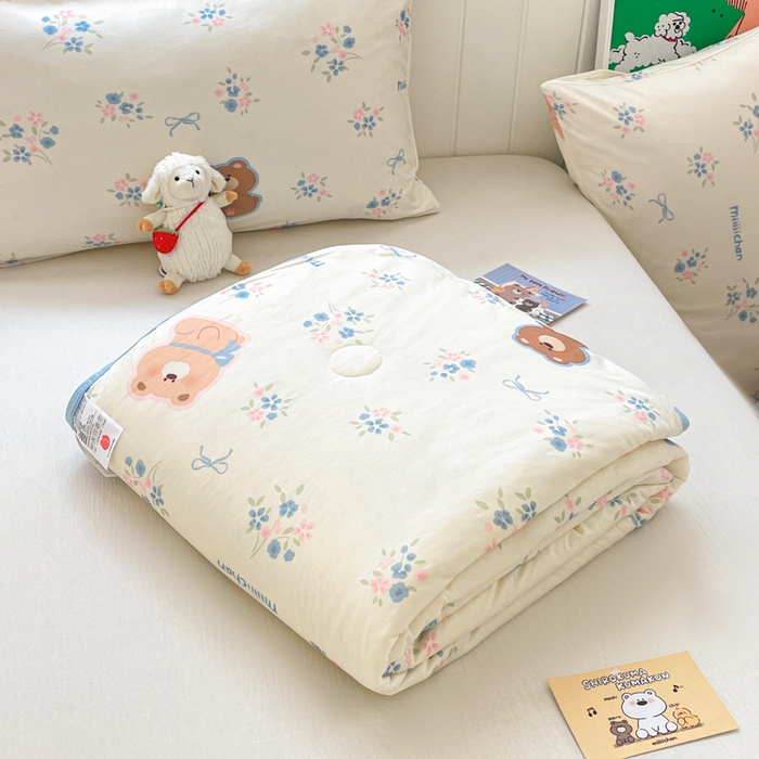 91家纺网 家纺一手货源 找家纺 金爱家2025新款A类高品质正版授权miiiiichan可爱卡通狗狗白熊女孩牛奶丝针织棉夏被 针织棉miiiiichan-花花熊君