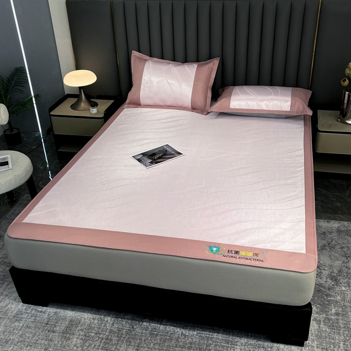 91家纺网 家纺一手货源 找家纺 阿亮家居 2025新款凉席冰丝席三明治宽包边刺绣款粗冰丝凉席柔美粉（床笠款）