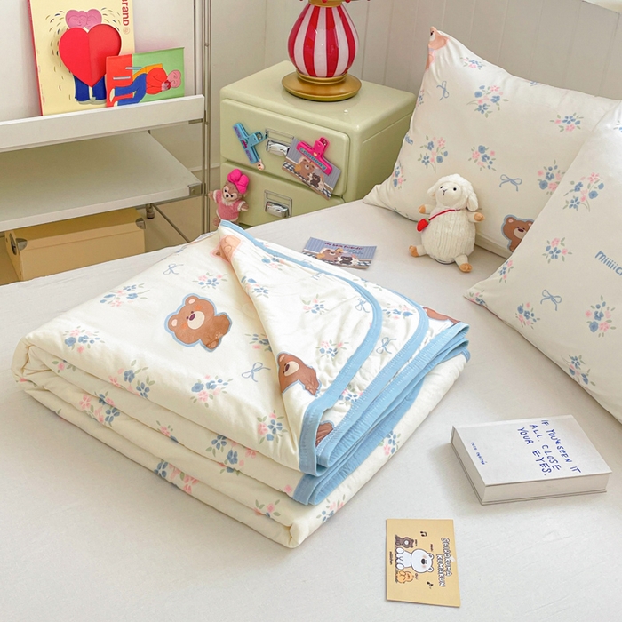 91家纺网 家纺一手货源 找家纺 金爱家2025新款A类高品质正版授权miiiiichan可爱卡通狗狗白熊女孩牛奶丝针织棉夏被 针织棉miiiiichan-花花熊君