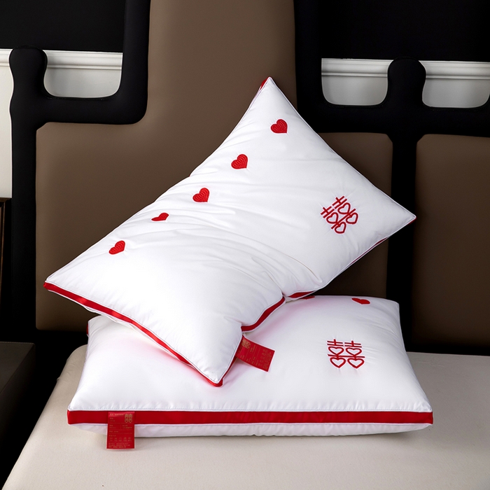 91家纺网 家纺一手货源 找家纺 枕之坊 2025新款婚庆羽丝枕枕头枕芯 心心相印