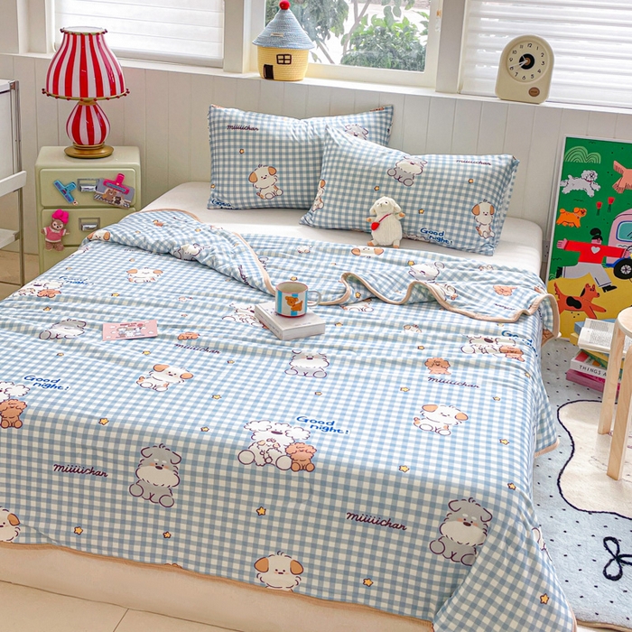 91家纺网 家纺一手货源 找家纺 金爱家2025新款A类高品质正版授权miiiiichan可爱卡通狗狗白熊女孩牛奶丝针织棉夏被 针织棉miiiiichan-蓝格狗狗